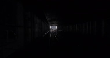 Dubai Metro yolculuğu, tramvay yeraltından kalkıyor.