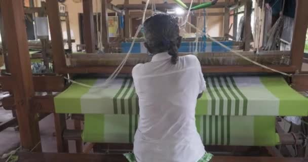 Uma filmagem de uma mulher usando tear em uma fábrica tradicional asiática — Vídeo de Stock