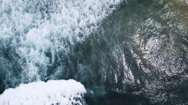 Flygdrönarbilder av surfare som väntar på nästa tur på den stora havsvågen på den vackra luftens kustlinje lutning — Stockvideo