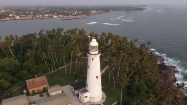 Adadaki eski beyaz taştan deniz fenerinin insansız hava aracı görüntüsü