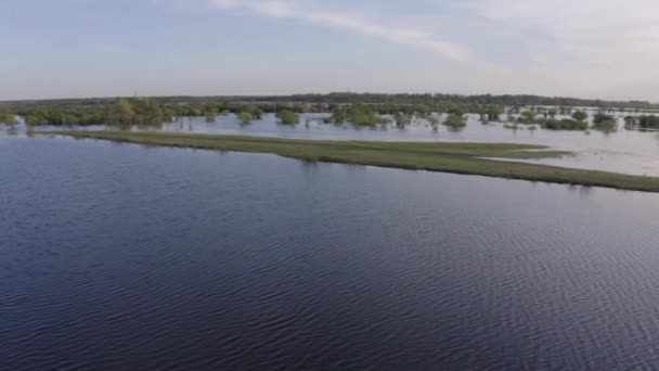 Letecký bezpilotní záznam vysoké vody v jarním čase — Stock video