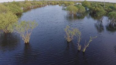 İlkbahar zamanı yüksek suyun hava aracı görüntüleri.
