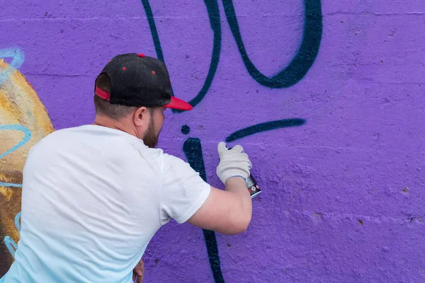 Graffiti artist painting with aerosol spray bottle — Stock Photo, Image