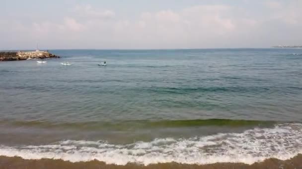 Традиційні рибальські човни Шрі-Ланки на пляжі. Відеозапис з літака. — стокове відео