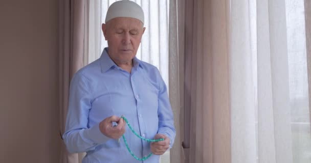 Starý muž s růženci se modlí — Stock video
