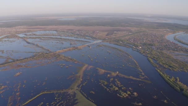 Nagranie z dronów lotniczych pociągu towarowego mija most w wysokiej wodzie — Wideo stockowe