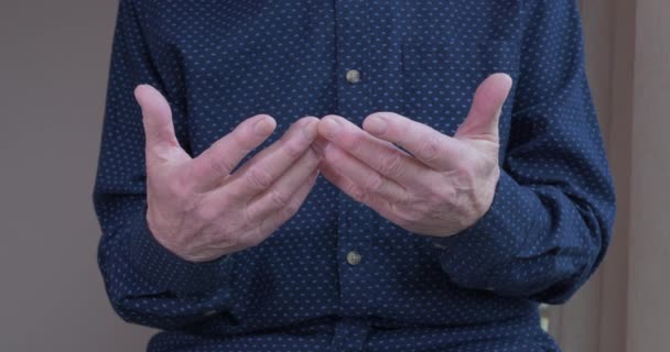 Biddende handen van een oude man — Stockvideo