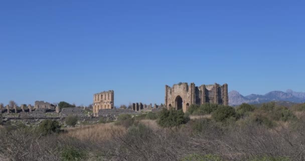 Aspendos se zřítí na kopci. Starověké město Pamphylia — Stock video