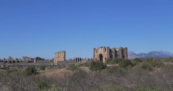 Aspendos ruiner upp på kullen. Forntida staden Pamphylia — Stockvideo