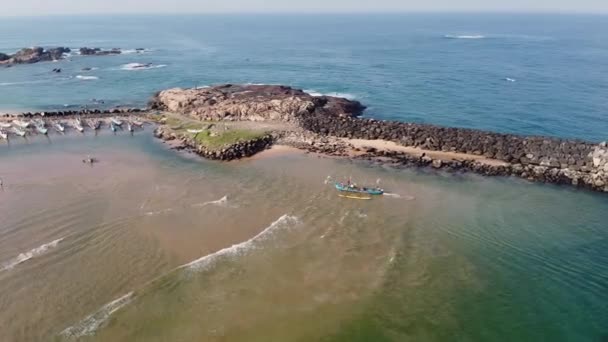 Traditionelle Fischerboote Sri Lankas am Strand. Drohnenaufnahmen aus der Luft — Stockvideo