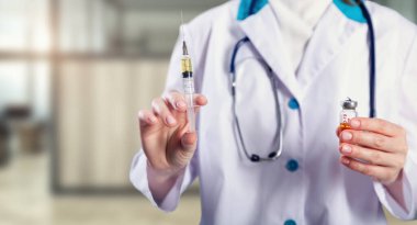 Doktor Coronavirus aşısı ampulü tutuyor, Covid-19 aşısı..