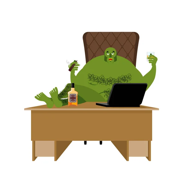 Troll su Internet. Il goblin verde grande si siede a computer portatile. Org e calcolo — Vettoriale Stock