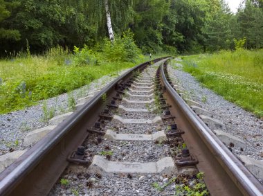 Ormanda kaybolan eski terk edilmiş demiryolu parça