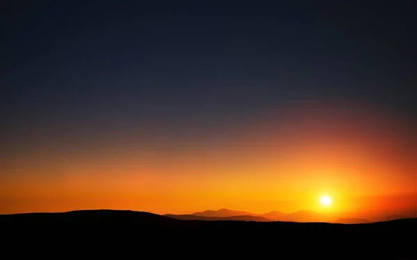 Nascer do sol na paisagem das montanhas — Fotografia de Stock