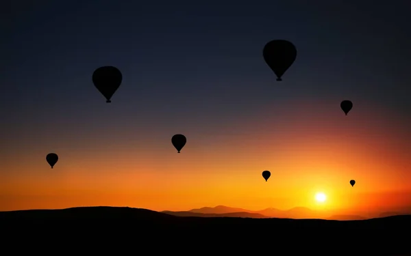 Silhuetas de balões com nascer do sol — Fotografia de Stock