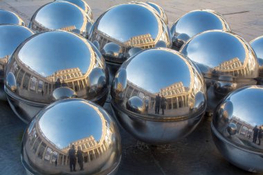 modern sokak heykel krom topları