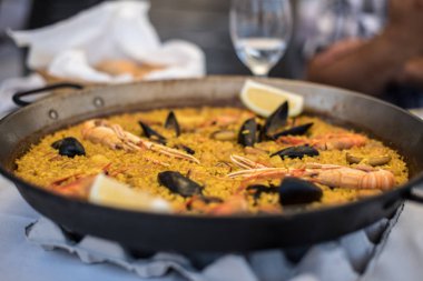 Paella tarifi iki geleneksel Pan, Akdeniz tarifi