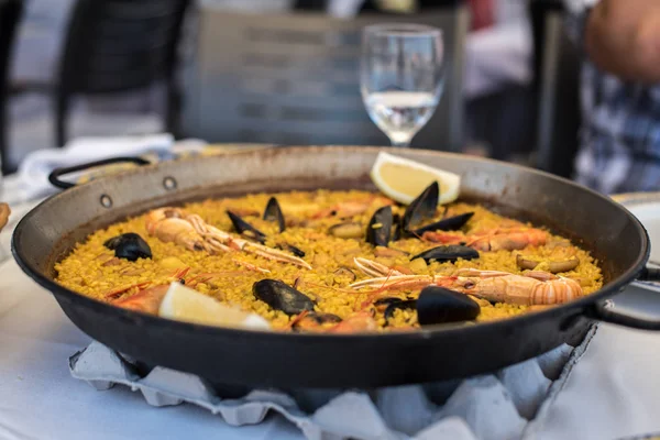 Receita de paella para dois na panela tradicional, receita do Mediterrâneo — Fotografia de Stock