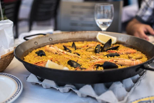 Ricetta paella per due in padella tradizionale, ricetta dal Mediterraneo — Foto Stock