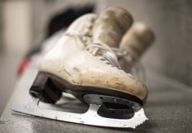 Soyunma odasında profesyonel buz pateni ayakkabıları 