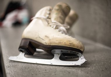 Soyunma odasında profesyonel buz pateni ayakkabıları 