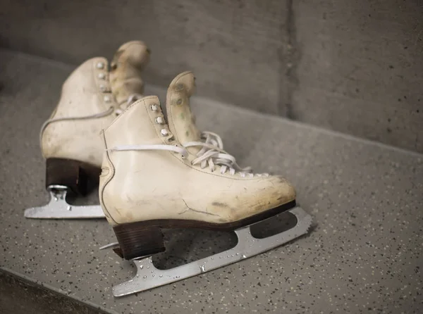 Zapatillas de patinaje sobre hielo profesionales en vestidor — Foto de Stock