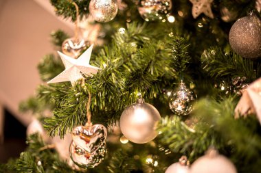 Güzel Noel arka plan. Süslü Noel ağacı 