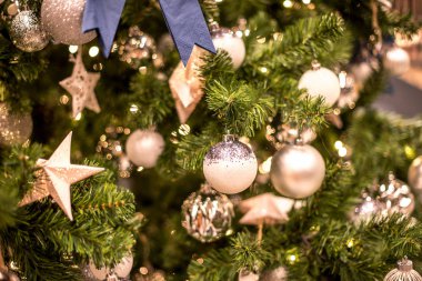 Güzel Noel arka plan. Süslü Noel ağacı 