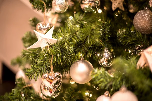 Güzel Noel arka plan. Süslü Noel ağacı 