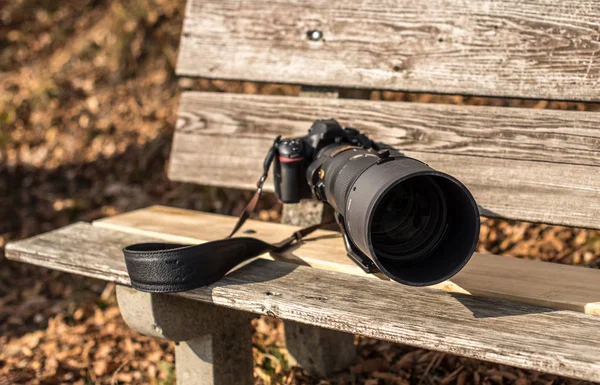 Professional Photo Camera Big Zoom Lens Bench — Stock Photo, Image