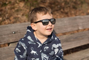 Trendy küçük çocuk güneş gözlüğü. Açık havada