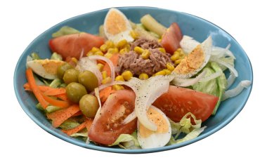 Sağlıklı salata tabağı beyaz arkaplanı kapatır