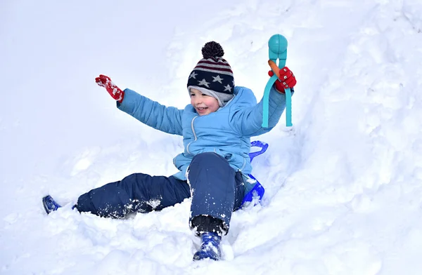 Barn Att Kul Vintern Utomhus Rolig Pojke Snön Vintersemester Pojken — Stockfoto