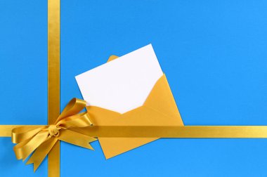 -Mavi ve altın hediye ile boş tebrik kartı