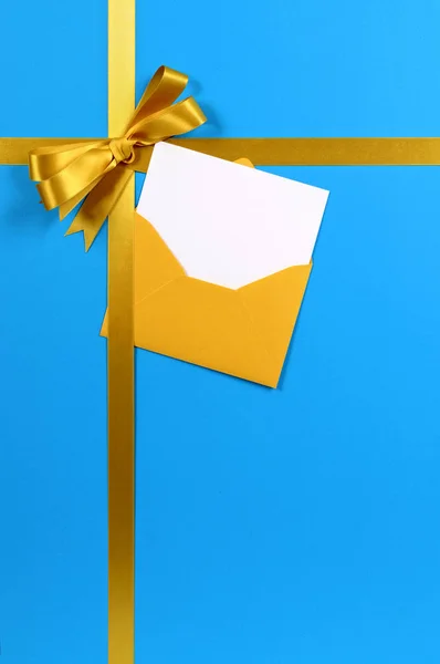 Regalo azul y dorado con tarjeta de felicitaciones en blanco — Foto de Stock