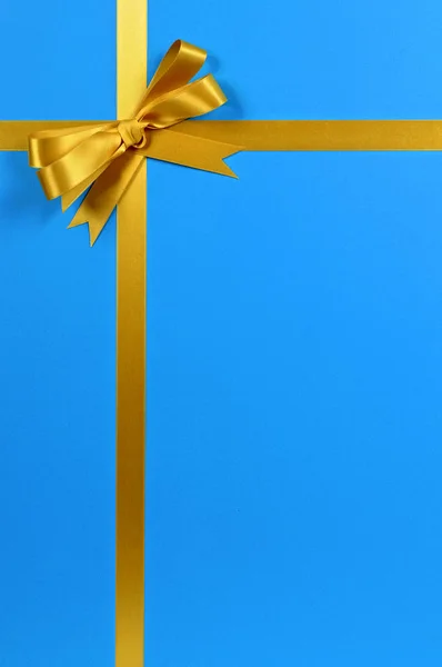Guld gåva band på blå — Stockfoto