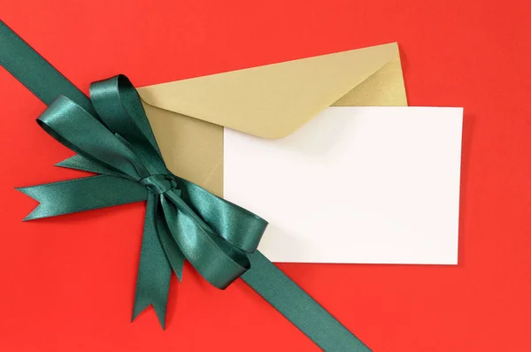 Biglietto di Natale o compleanno su sfondo rosso carta regalo con gre — Foto Stock