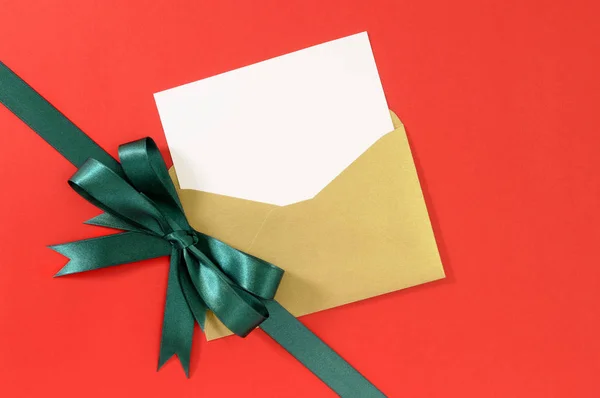 Kerstmis of verjaardag kaart op rode cadeau papier achtergrond met gre — Stockfoto