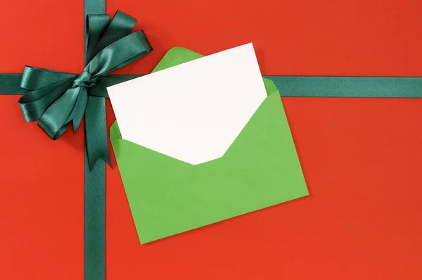 Biglietto di Natale o compleanno su sfondo rosso carta regalo con gre — Foto Stock