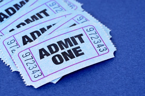 Niebieski przyznać jeden bilety do kina — Zdjęcie stockowe