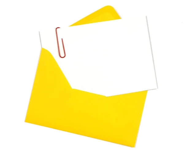 Convide o cartão dentro do envelope amarelo — Fotografia de Stock