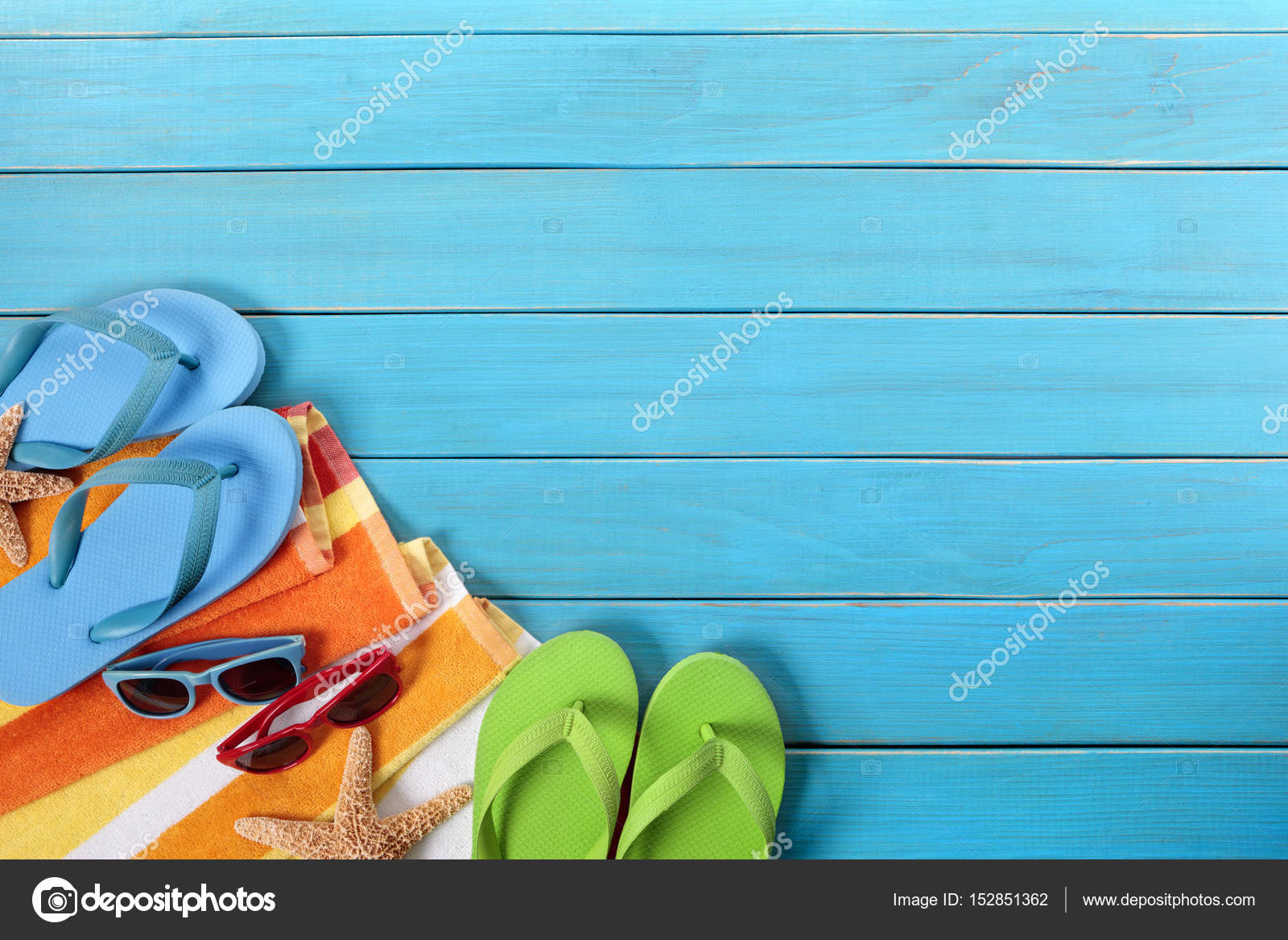 Beach scene with blue wood decking Stock Photo by ©david_franklin 152851362