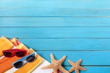 Mavi ahşap zemin kaplaması ile plaj sahnesi