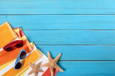 Mavi ahşap zemin kaplaması ile plaj sahnesi