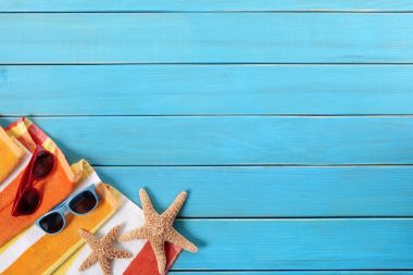 Mavi ahşap zemin kaplaması ile plaj sahnesi