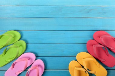 Mavi zemin kaplaması ile flip flop