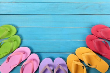 Mavi zemin kaplaması ile flip flop