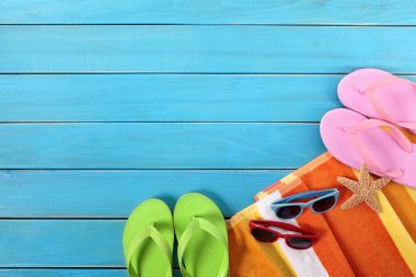 Mavi ahşap zemin kaplaması ile plaj sahnesi