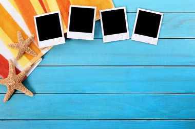 Boş fotoğraf baskıları ile plaj sahnesi