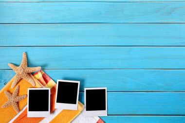 Boş fotoğraf baskıları ile plaj sahnesi